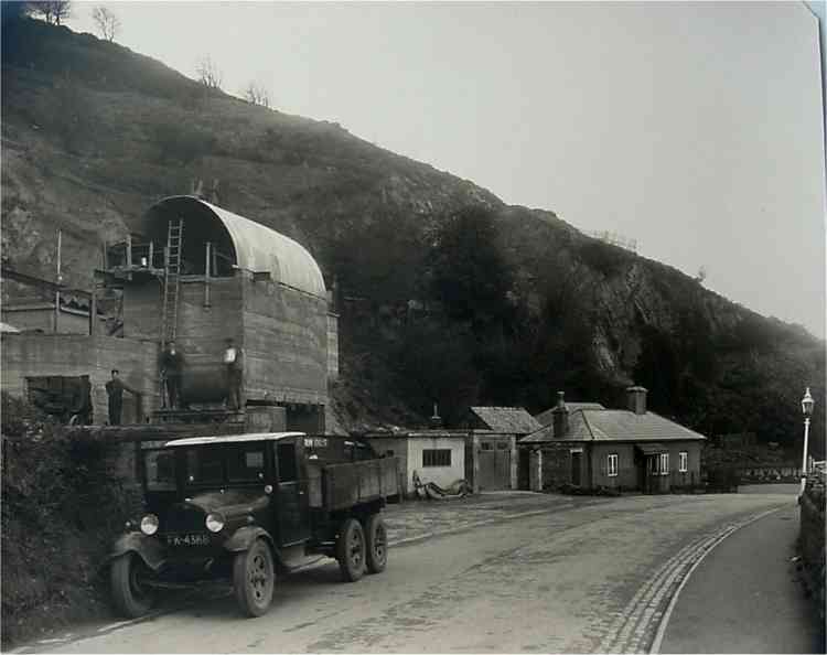 AA AT A ROCK QUARRY UK 1930.jpg